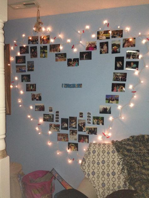 Make a photo heart and put lights around it #SFTYcrush Cute Bedrooms, Photo Walls Bedroom, Hiasan Bilik Tidur, Diy Room Decor For Teens, Bedroom Decor For Teen Girls, Cute Diy Room Decor, Dorm Room Inspiration, Girl Bedroom Designs, Teen Room Decor