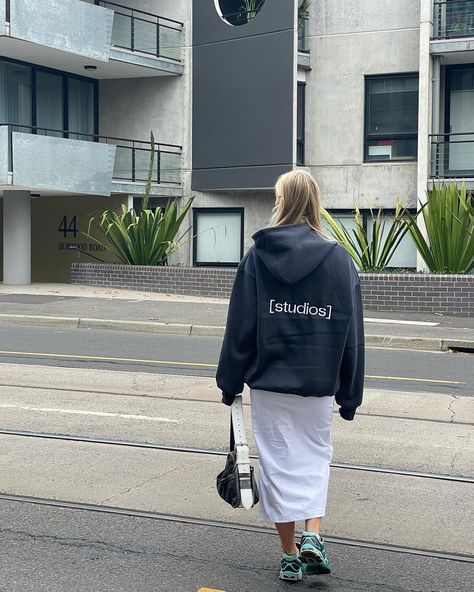 Asics Outfit Black Woman Skirt, Hailey Bieber Asics, Asics Gel Nimbus 9 Outfit, Gel Nimbus 9, Asics Nimbus, Basters, Asics Gel, My Vibe, Skirt Fashion