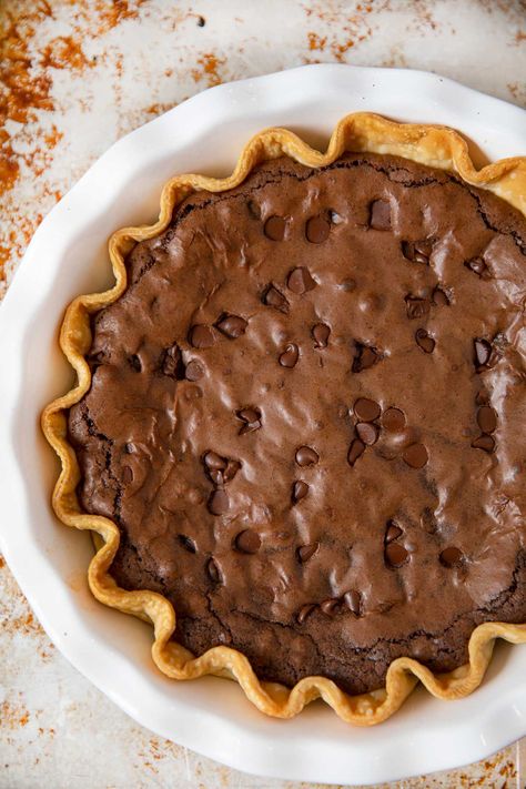 Brownie Pie is a chocolatey combination of two favorite desserts! Chocolate chips and homemade chocolate brownie batter baked in a flaky pie crust. Frozen Pie Crust Recipes, Desserts Chocolate Chips, Chocolate Brownie Pie Recipe, Chocolate Brownie Pie, Brownie Pie Recipe, Chocolate Chip Cookie Pizza, Healthy Baking Desserts, Easy Brownie, Brownie Pie