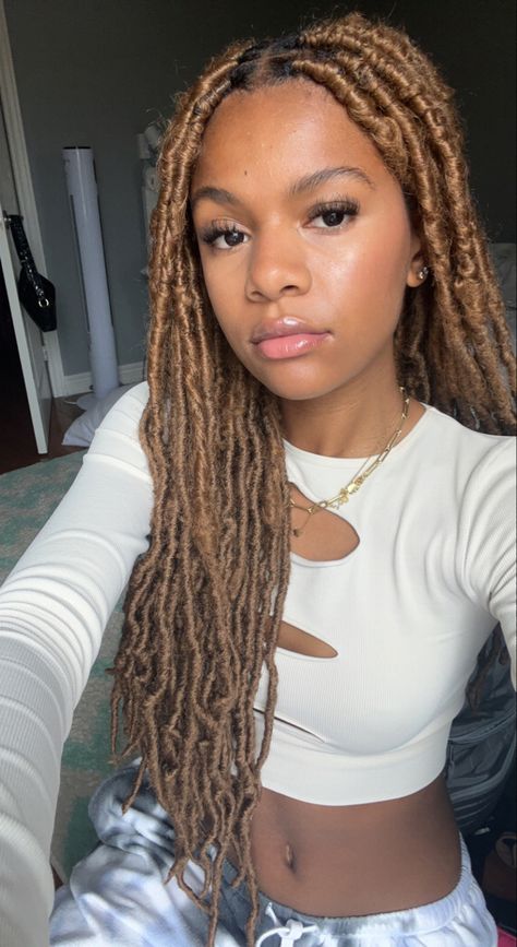 Crochet Blonde Faux Locs, Colour 30 Faux Locs, Light Brown Faux Locs Black Women, Faux Locs Highlights, Honey Blonde Faux Locs Black Women, Blonde Locs Black Women Dark Skin, Color 30 Faux Locs, Coloured Faux Locs, Honey Brown Soft Locs