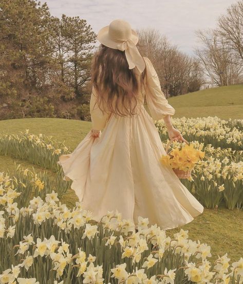 Daffodil Photography, Celebrity Fashion Looks, Fairytale Photography, Fashion Photography Inspiration, Princess Aesthetic, Cottagecore Aesthetic, Yellow Aesthetic, Aesthetic Beauty, Book Inspiration