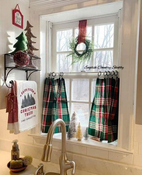 Christmas Kitchen Decor Ideas, Glamorous Christmas, Cozy Christmas Decor, Country Christmas Decorations, Kitchen Decor Ideas, Christmas Kitchen Decor, Fresh Christmas Trees, Christmas Decorations For The Home, Christmas Window