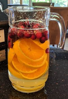 Flavored Water For Thanksgiving, Infused Water Recipes Party Fall, Fall Fruit Water, Cranberry Orange Infused Water, Cranberry Infused Water, Fall Infused Water, Fall Flavored Water Recipes, Christmas Flavored Water, Fall Infused Water Recipes