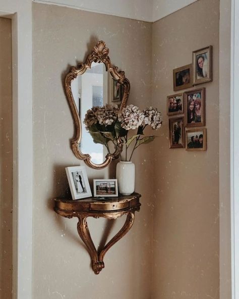 Vintage Mirror Decor Ideas, Vintage Gold Home Decor, Victorian Aesthetic Apartment, Home Vintage Aesthetic, Gilded Vintage Decor, Bridgerton Home Aesthetic, Regency Core Decor, Corner Picture Wall, Vintage Aesthetic Home Decor