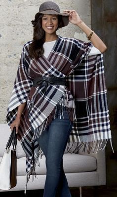 Winter Fashion Outfits Dressy Classy, Poncho With Belt, Winter Fashion Outfits Dressy, شال كروشيه, Ways To Wear A Scarf, How To Wear A Scarf, Mode Boho, Poncho Style, How To Wear Scarves