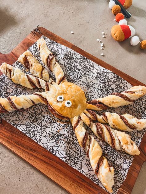 Puff Pastry Spider Snack Lays, Sweet Puff Pastry, Caramel Candies Recipe, Nutella Puff Pastry, Grilled Cheese Recipe, Hawaiian Roll, Make Your Home Cozy, Easy Puff, Easy Puff Pastry