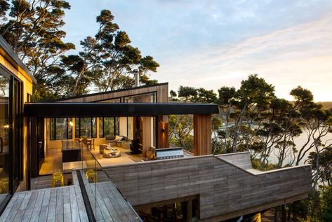 Jungle Bungalow, Eco Friendly Home Design, Eco Friendly Homes, Boulder Rock, New Zealand Architecture, Copper House, Rural Architecture, Hillside House, Courtyard Design