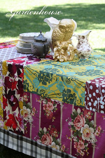 cool tablecloth Patchwork Tablecloth, Party Tablescapes, Quilted Table Runners, Oil Cloth, Clothes Crafts, Table Covers, Placemats, Table Cloth, Diy Decor