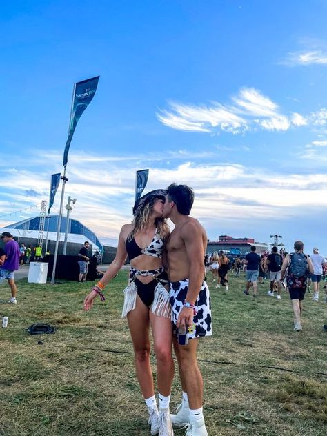 Escape Rave Couple Outfits, Couples Music Festival Outfits, Rave Outfits For Couples, Matching Couple Outfits Festival, Rave Couples Outfit, Festival Couples Outfits, Escape Outfits Rave Halloween Couples, Coachella Couple Pictures, Edm Festival Outfit Couple