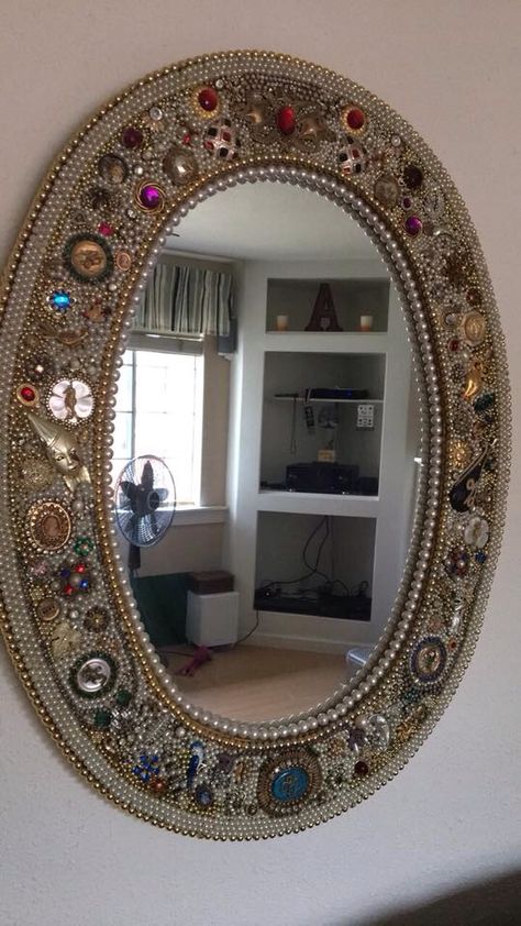 Mirror framed with costume jewelry. Diy Mirror Wall Decor, Tea Cups Diy, Diy Mirror Wall, Mosaic Mirror Frame, Old Jewelry Crafts, Retro Mirror, Mirror Crafts, Mirror Framed, Vintage Jewelry Crafts