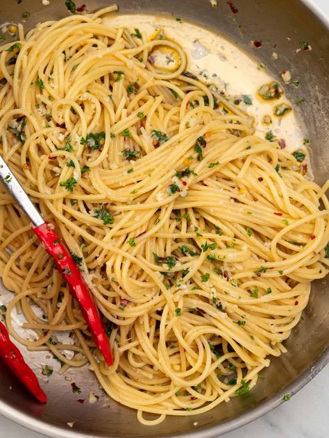 Spaghetti Aglio e Olio Olive Oil Based Pasta, Garlic Olive Oil Pasta, Spicy Chicken Pasta, Aglio E Olio Recipe, Chicken Mushroom Pasta, Spicy Mushroom, Spaghetti Aglio E Olio, Garlic Infused Olive Oil, Olive Oil Pasta