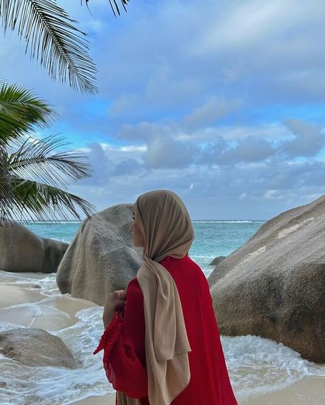 DALEL BOUZIANI on Instagram: "Island life." Hijabi Island Outfits, Hijabi Summer Aesthetic, Hijabi Beach Pictures, Hijabi Instagram Photos, Hijabi Vacation, Hijabi Vacation Outfits, Hijabi Beach, Hijabi Beach Outfit, Beach Hijab