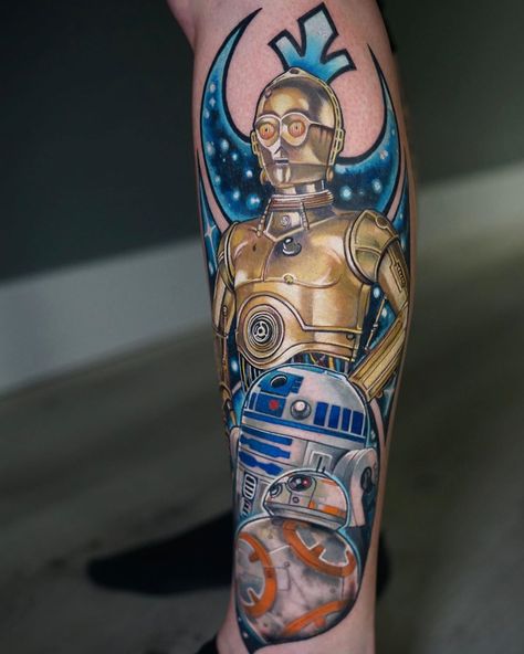 “Excuse me sir, but that R2-D2 is in prime condition, a real bargain.” -C3PO. All wrapped up with Zoe’s droid tattoo. Thank you for your… R2d2 Tattoo, Star Wars Tattoo Sleeve, Darth Vader Tattoo, Fandom Tattoos, Comic Book Tattoo, Tattoo Graffiti, Movie Tattoo, Graffiti Tattoo, Gaming Tattoo