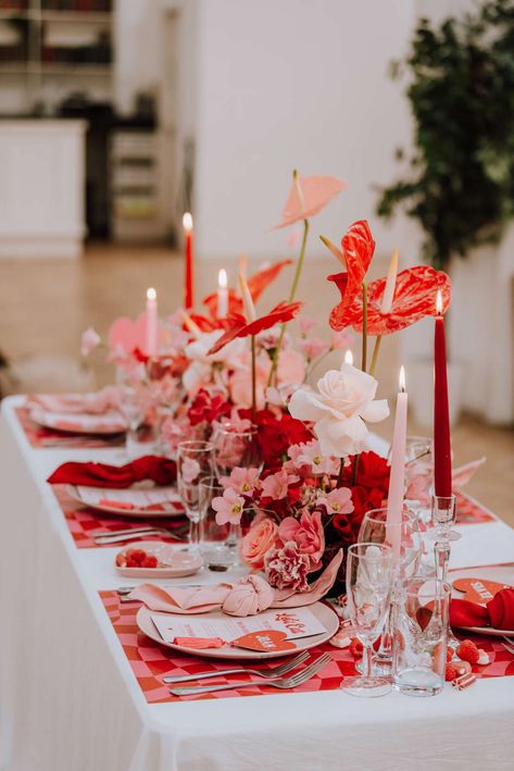 Kitsch & Cute with an Edge: A Pink & Red Valentine’s Day Wedding Shoot · Rock n Roll Bride Red Wedding Table, Reception Arrangements, Red And Pink Wedding, Pink Wedding Table, Mother Blessing, Pink Tablescape, Wedding Table Ideas, Cake Torte, Setting Inspiration