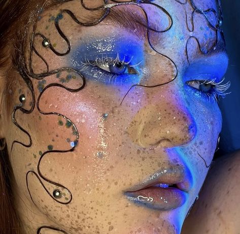 Sea Inspired Makeup, Jellyfish Inspired Makeup, Siren Make Up, Water Fairy Makeup, Water Makeup Look, Water Inspired Makeup, Siren Makeup Mermaid, Octopus Makeup, Wet Look Makeup