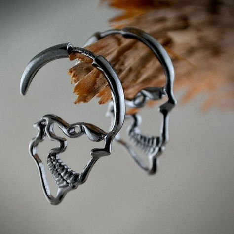 Skull Cuff Earring - Black - Biker Chic Steampunk Gothic, Halloween Gothic Accessories Jewellery, Afro Jewelry, Skull Accessories, Halloween Color, Cuff Earring, Unique Keychains, Biker Jewelry, Biker Chic, Gold Skull