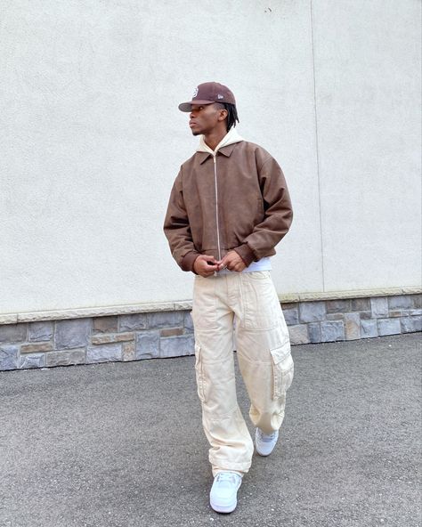 Beige Outfit Men, Brown Combination, Urban Photoshoot, Mocha Mousse, Streetwear Fits, Beige Outfit, Streetwear Aesthetic, Brown Outfit, Color Of The Year