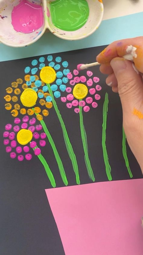 Paper Craft Hacks You Never Knew Existed! Easy Paint Crafts For Kids, Qtip Crafts For Kids, Flower Art For Toddlers, Painting Ideas Easy Simple For Kids, Qtip Art, Qtip Painting Ideas, Paper Mobiles, Montessori Projects, Paper Flower Backdrop Diy