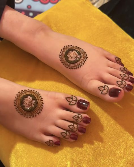 Leg Mehendi Design Karwa Chauth, Mehendi On Feet Simple, Minimal Feet Mehendi Design, Minimal Leg Mehendi Design Simple, Minimal Foot Mehendi Design, Mehendi Minimalistic, Mehendi For Feet Simple, Foot Simple Mehndi Design, Leg Mehndi Simple