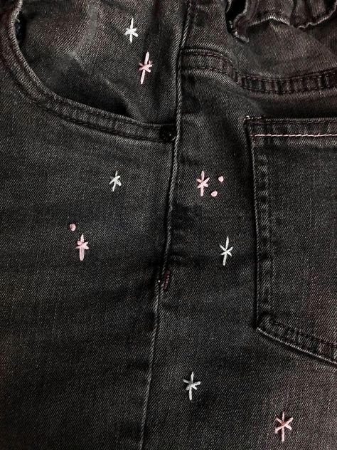 Black Jeans Embroidery Diy, Things To Sew On Jeans, Sewing Designs On Jeans, How To Sew Stars On Jeans, Jeans Pocket Embroidery Design, Embroidery On Leggings, Embroidered Jeans Stars, Star Embroidered Jeans, Pant Embroidery Ideas