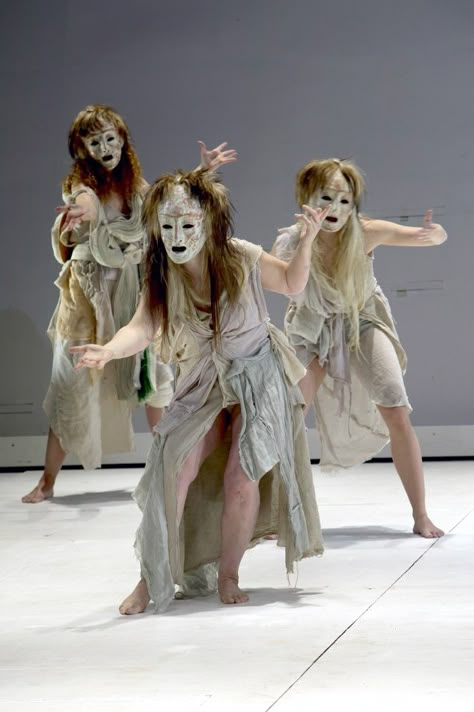 Traditional Greek chorus masks by Thanos Vovolis.  The chorus would often wear a uniform mask to show that they are representing one person. The Bacchae, Greek Chorus, Greek Plays, Trojan Women, Ancient Greek Theatre, Greek Theater, Modern Theatre, Greek Theatre, Greek Tragedy