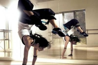 fitness Dance Hip Hop, Dance Is Life, Sofia Boutella, Nike Ad, Hip Hop Dancer, Pole Dance Moves, Breaking In, Defying Gravity, Nike Roshe Run