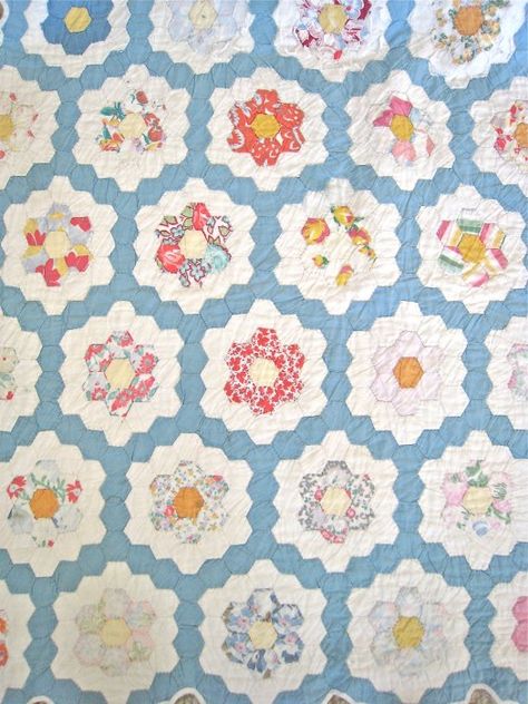 Love the blue on this quilt.  Would be lovely with a pale pink for the second round of the hexie flowers... Susan Branch Blog, Hexie Quilts Patterns, Grandmothers Flower Garden Quilt, Hexagon Quilt Pattern, Susan Branch, Hexagon Patchwork, Grandmothers Flower Garden, Flower Garden Quilt, Hexie Quilt