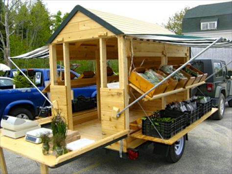 Farmers market trailer setup! Market Trailer, Farmstand Ideas, Gerobak Dorong, Farmers Market Stand, Farmers Market Display, Produce Stand, Vegetable Stand, Market Stands, Farm Store