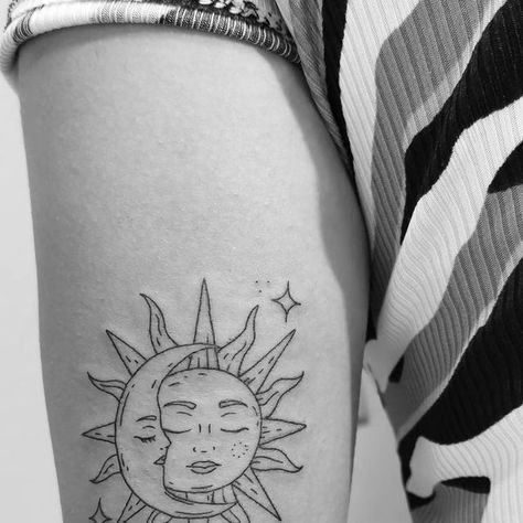 𝕃𝔸𝔻𝕐 𝕊𝕋ℝ𝕆ℕ𝔾 𝕋𝔸𝕋𝕋𝕆𝕆 on Instagram: "☀️🌙 . . . . . .  #soltattoo  #luna  #lunatattoo  #solluna  #sollunatattoo  #ideastattoo  #inspiraciontattoo  #fineline  #finelinetattoo  #ladystrongtattoo  #tattoosol  #tattooluna" Celestial Sun And Moon Tattoo, Sun And Moon Tattoos, Half Moon Tattoo, Luna Tattoo, Moon Half, Celestial Sun And Moon, Strong Tattoos, Celestial Tattoo, Sun And Moon Tattoo