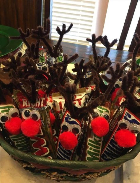 Candy Bar Reindeer, Christmas Candy Basket Ideas, Cruise Ornaments, Reindeer Food Bar, Candy Reindeer, Christmas Candy Crafts, Christmas Goodie Bags, Christmas Candy Gifts, Christmas Treat Bags