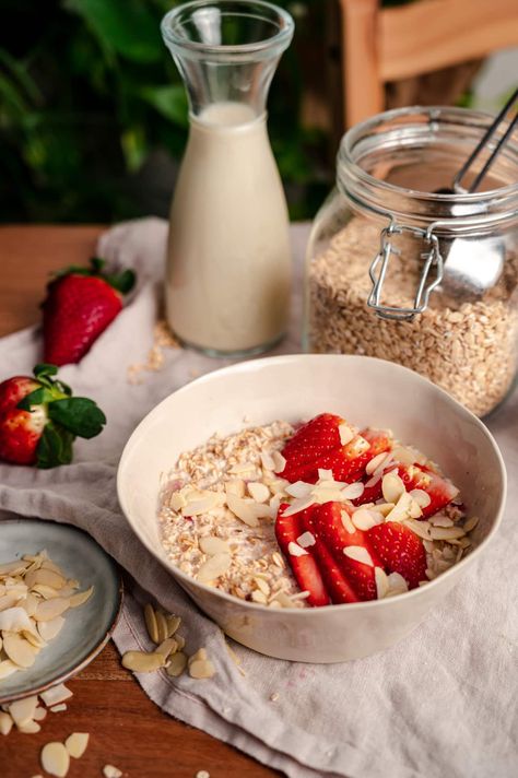 Make a quick breakfast that bursts with strawberry flavor and tastes like a treat with this healthy strawberry oatmeal recipe. Using fresh strawberries, this delicious oatmeal recipe is perfect for strawberry season and is the best way to give yourself something that eats like the sweet treats you love while being good for your health! Strawberry Oats, Hot Oats, 5 Minute Recipe, Delicious Oatmeal, Strawberry Breakfast, Strawberry Oatmeal, 5 Minute Meals, Strawberry Season, Healthy Strawberry