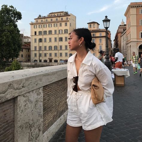 I'm Over Denim Shorts—These Are the 19 Hot-Weather Outfits I'll Wear Instead Walking In Europe Outfit, Hot Weather Aesthetic Outfits, Walking Around Europe Outfit, Chic Hot Weather Outfits, Travel Outfit Hot Weather, Summer Outfits 2023 Hot Weather, Summer Outfit Hot Weather, Hot Weather Summer Outfits, Hot Weather Outfits Aesthetic