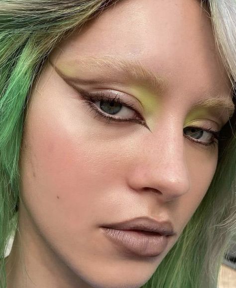 Alien Make Up Pretty, Alien Aesthetic Makeup, Alien Green Makeup, Alien Makeup Editorial, Green Avant Garde Makeup, Pale Makeup, Bleached Eyebrows, Alien Makeup, Drag Make-up