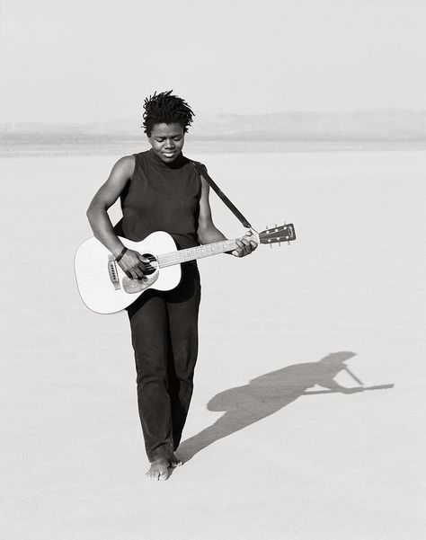 Herb Ritts. Tracy Chapman, El Mirage 1989 Rock And Roll Hair, Black And White Musician Photography, Joni Mitchell Album Covers, Black And White Guitar Photography, Joni Mitchell Black And White, Tracy Chapman, Bob Marley Performing, Herb Ritts, Play That Funky Music