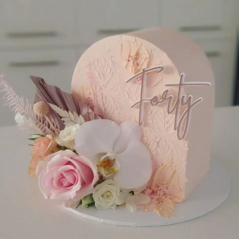 Once Upon A Pie | Amy on Instagram: "A softer peachy take on the gorgeous arch cake for Jacqui's 40th 🎉" Cake Piping Designs, Arch Cake, Piping Design, Cake Piping, Cake Decorating Tips, Decorating Tips, Piping, Instagram A, Cake Decorating