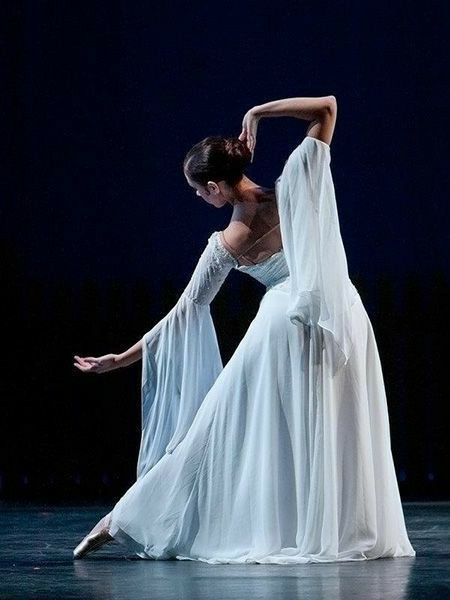 Worship Dance, Praise Dance, Woman In White, Ballet Photos, Dance Movement, Shall We Dance, Ballet Photography, Royal Ballet, Ballet Beautiful