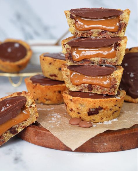 Cookie Tray Bake, Starbucks Drinks Caramel, Caramel Protein Shake, Caramel Cakes, Brownie Caramel, Brownies Caramel, Caramelized Apples, Cookie Cups Recipe, Copper Balayage