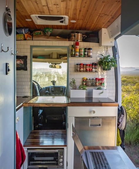 15 Camper Van Kitchen Ideas for Layout & Design Inspiration – Bearfoot Theory Omgebouwde Bus, Husbil Makeover, Life Budget, Camper Van Kitchen, Supraviețuire Camping, Camping Diy, Kombi Home, Van Conversion Interior, Campervan Life