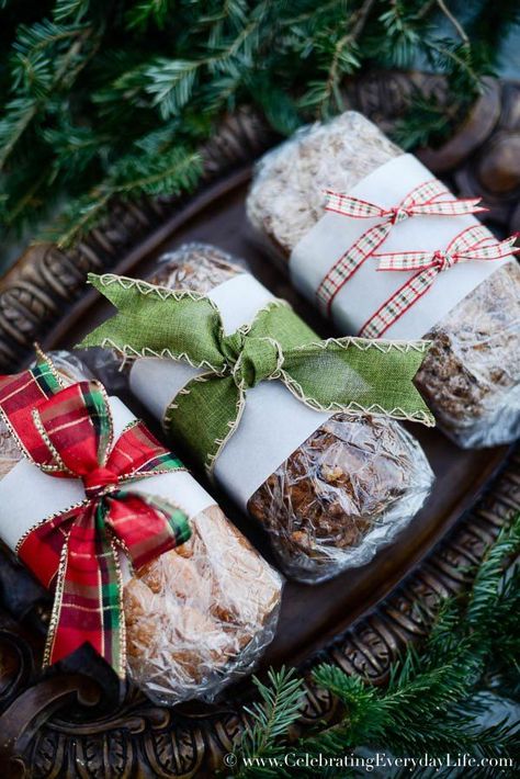 How to Wrap Baked Goods great gift ideas Food Gifts Wrapping, Diy Food Gifts, Christmas Food Gifts, How To Wrap, Edible Gifts, Christmas Gift Baskets, Homemade Christmas Gifts, Christmas Goodies, Bake Sale