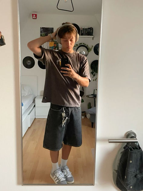 Ahs Men Style, Baggy Street Style Men, Ahs Style Men, Y2k Outfits Men 2000s Streetwear, Streetwear Fashion Men Summer, Shorts Mirror Selfie, Sneakers 2000s, 2000s Sneakers, Adidas Campus Outfit