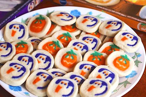 Halloween Cookies Store Bought, Pillsbury Halloween Cupcakes, Pillsbury Fall Cookies Aesthetic, Halloween Pilsberry Cookies, Halloween Cookie Tattoo, Halloween Treats For Parties, Halloween Sugar Cookies Pillsbury, Halloween Snacks To Make, Halloween Desserts Cookies