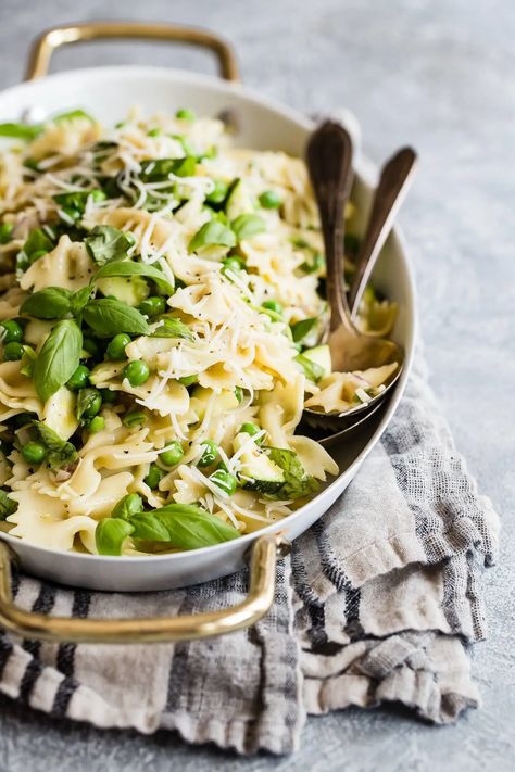 Enjoy this bowtie pasta salad with peas, lemon, and fresh basil. It's fresh, flavorful, easy to make, and perfect for potluck parties! Get the recipe here! Lemon Basil Pasta Salad, Farfalle Pasta Salad, Lemon Pasta Salads, Lemon Basil Pasta, Basil Pasta Salad, Salad Copycat, Shrimp Pesto Pasta, Bowtie Pasta Salad, Pasta Fresh