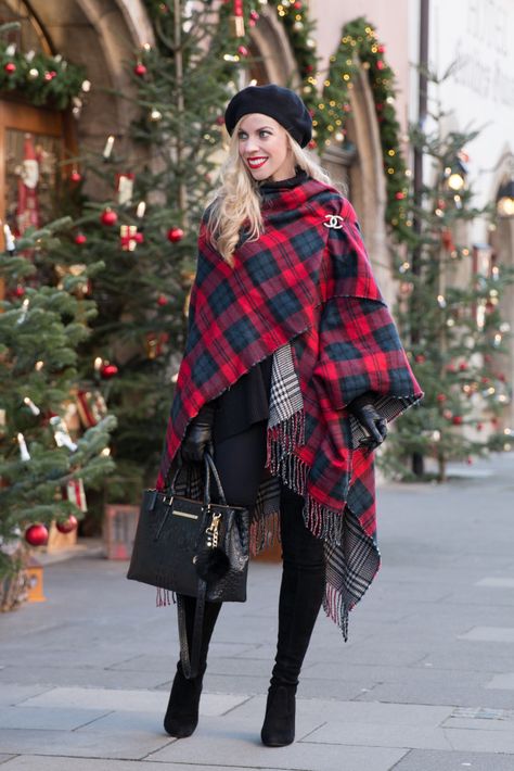 Shawl Outfit Winter, Christmas Plaid Outfit, Trend Outfits, Shawl Outfit, Christmas In Germany, Otk Boots, Estilo Hippie, Plaid Outfits, Aesthetic Black