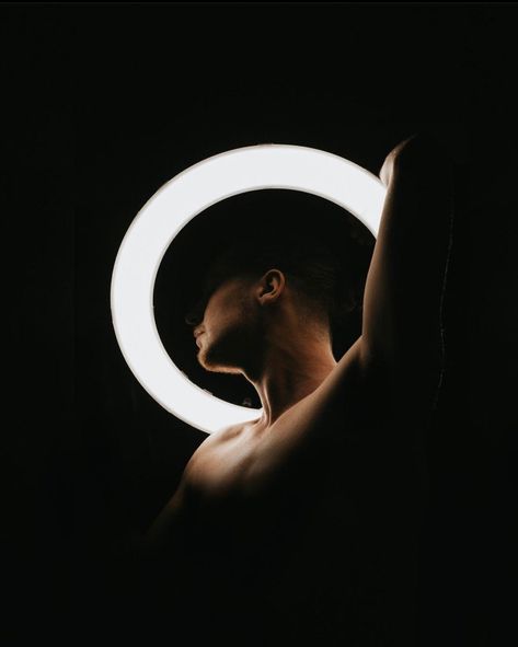 Ring Light Photo Shoot Ideas, Ring Light Photo Shoot, Artistic Photography Portrait, Dark Photoshoot Ideas Men, Creative Photoshoot Ideas For Men, Ring Light Photo, Ring Light Photography, Male Portrait Poses, Dark Portrait