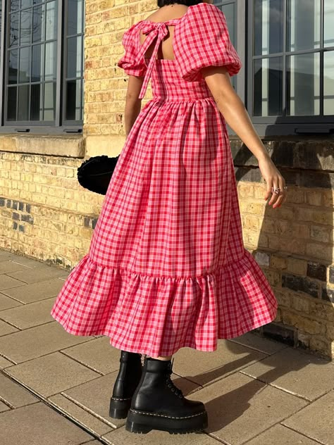 Spring Fashion Aesthetic 2024, One Size Fits All Dress Pattern, Vintage Spring Fashion, Checkered Dress Outfit Summer, Eccentric Summer Outfits, Spring 2024 Dresses, Gingham Dress Aesthetic, Spring 2024 Fashion, Spring Dresses 2024