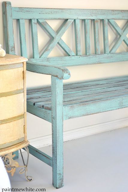 Bench Seat. Shabby-schik, remodel an old one or make a new one look old. Very inviting on the front porch & quite easy to do on a long weekend ;) Benches Outdoor, Painted Benches, Porch Bench, Bench Diy, Casa Country, Shabby Chic Dresser, Bench Seating, Tabletop Decor, Wooden Bench