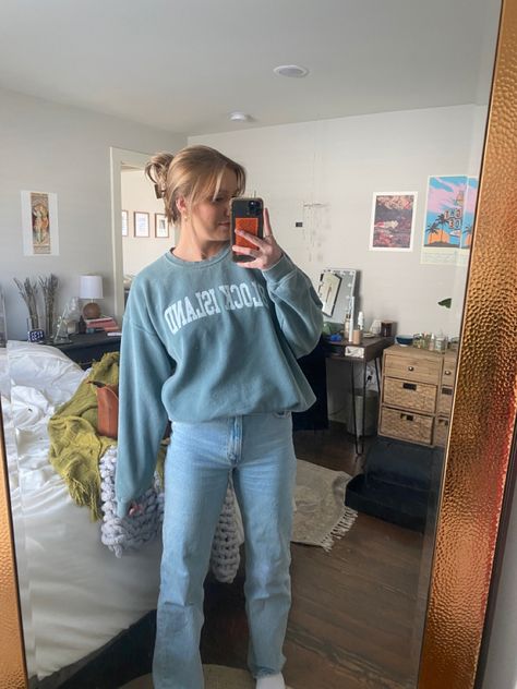 Mom Jeans And Crew Neck Outfit, Crew Neck And Jeans Outfit, Graphic Crewneck Outfit, Crew Neck Sweatshirt Outfit Winter, Jeans Sweatshirt Outfit, Jeans And Crewneck Outfit, Crewneck And Jeans Outfit, Sweatshirt Jeans Outfit, Crew Neck Outfits