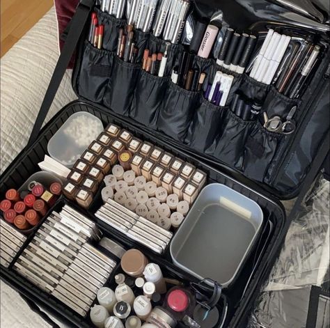 777 Makeup Kit Set Up, Mua Kit Organization, Professional Mua Kit, Pro Makeup Artist Kit, Mua Makeup Kit, Makeup Artist Work Station, Make Artist, Doing Makeup Aesthetic, Mua Essentials