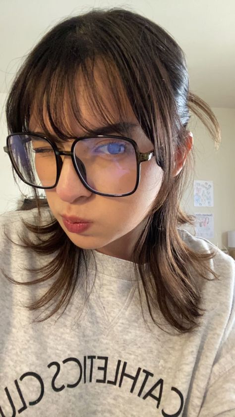 Big Rimmed Glasses, Square Glasses Aesthetic, Big Eye Glasses, Big Glasses Aesthetic, Thick Glasses Frames, Short Hair With Glasses, Big Square Glasses, Grandma Glasses, Shoet Hair