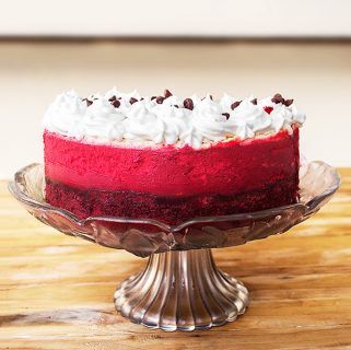 Red Velvet Mousse Cake Red Velvet Mousse, Chocolate Raspberry Cake Recipe, Everyday Cakes, Chocolate Mousse Pie, Class Wedding, Mousse Cake Recipe, Red Velvet Cake Recipe, Velvet Cake Recipes, I Am Baker